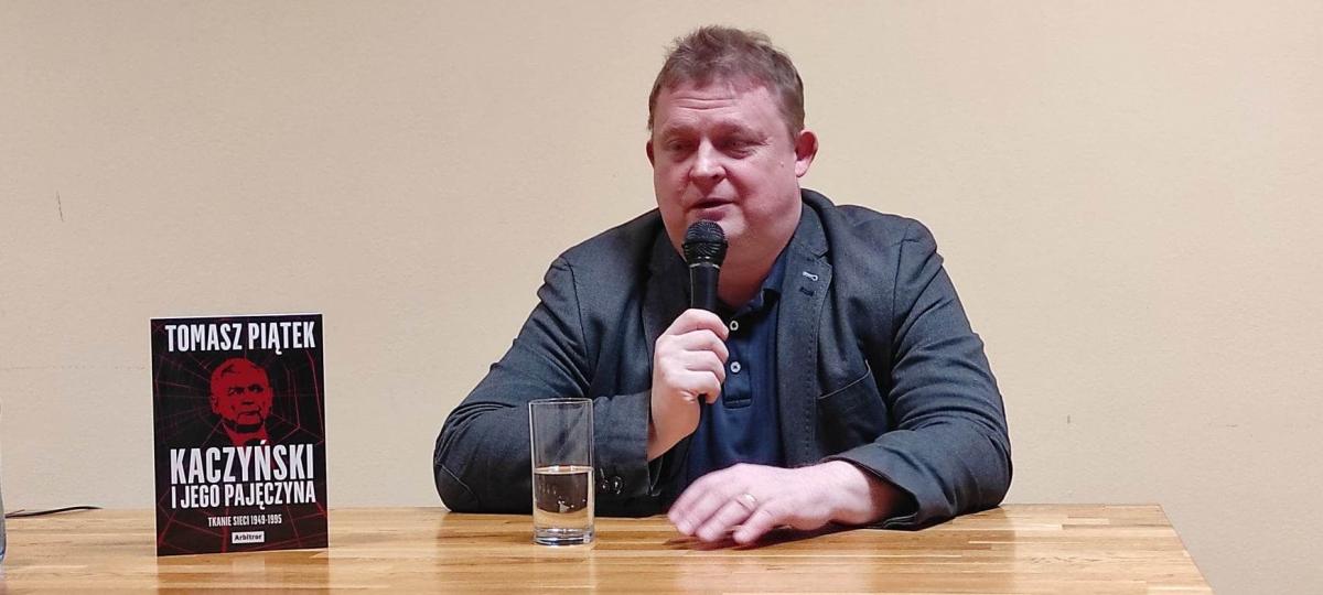 Tomasz Piątek nad Sanem promował swoją ostatnią książkę „Kaczyński i jego pajęczyna”.<br/>fot.ze zbiorów własnych