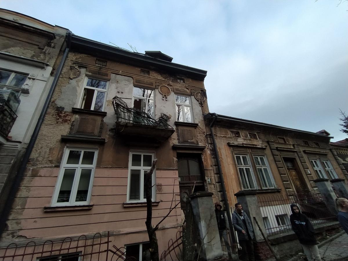 13 stycznia br. doszło do dramatycznych scen, kiedy potężne, chore drzewo runęło i częściowo zdewastowało kamienicę i samochody. To zdarzenie będzie badać prokuratura.<br/>fot.Nadesłane przez Czytelniczkę
