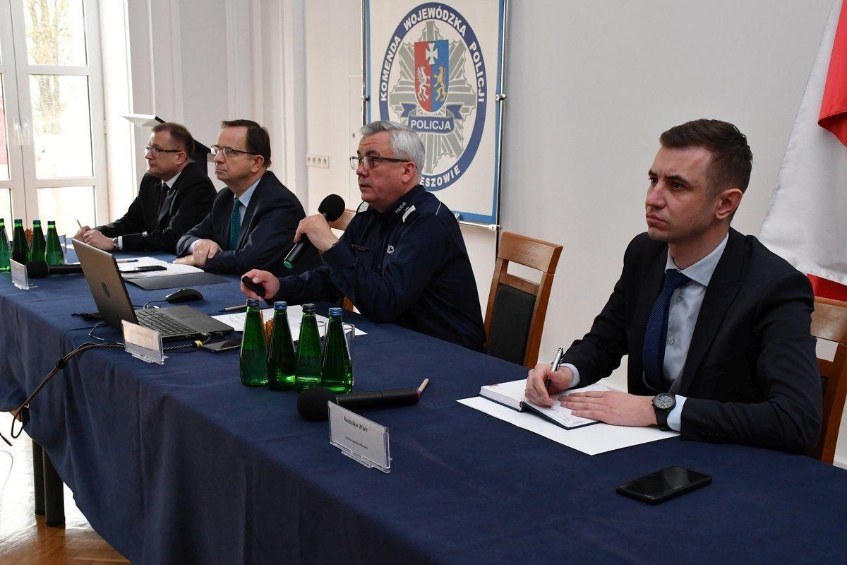 Podczas rocznej narady, komendant wojewódzki Policji w Rzeszowie nadinsp. Dariusz Matusiak podsumował stan bezpieczeństwa i przedstawił garść statystyk dla województwa podkarpackiego. 


<br/>fot.Komenda Wojewódzka