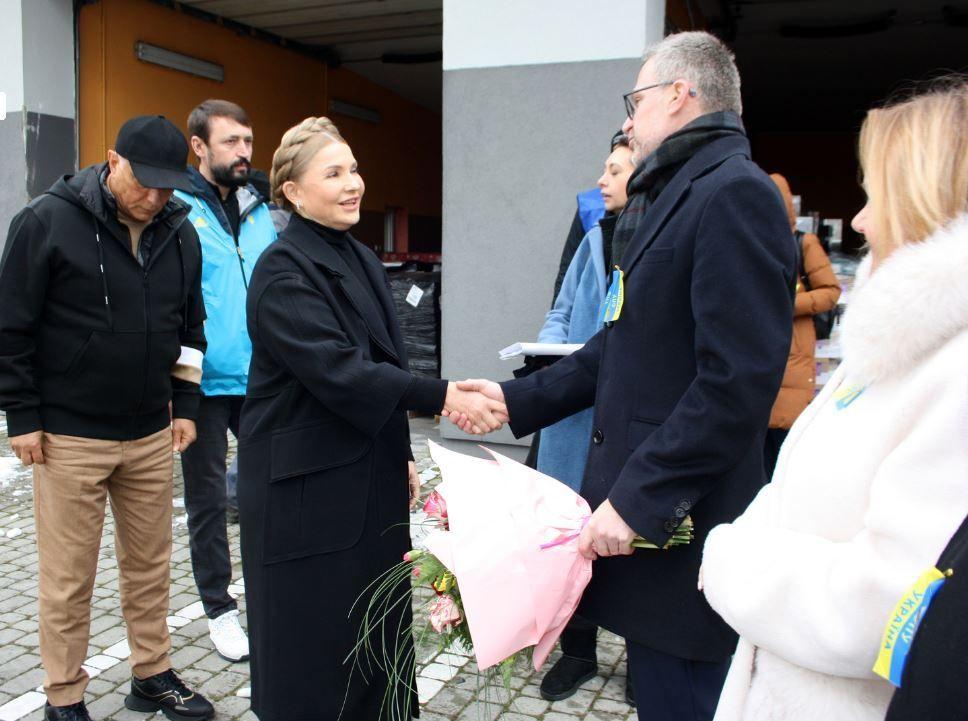 Delegacjom zagranicznym towarzyszyli: Barbara Broź – wicestarosta powiatu lubaczowskiego, Magdalena Chojnowska – reprezentantka OPZZ, Krzysztof Szawara – przewodniczący rady miejskiej w Narolu, Arkadiusz Mroczek – zastępca burmistrza, Dorota Szularz – dyrektor Miejsko-Ggminnej Biblioteki Publicznej 