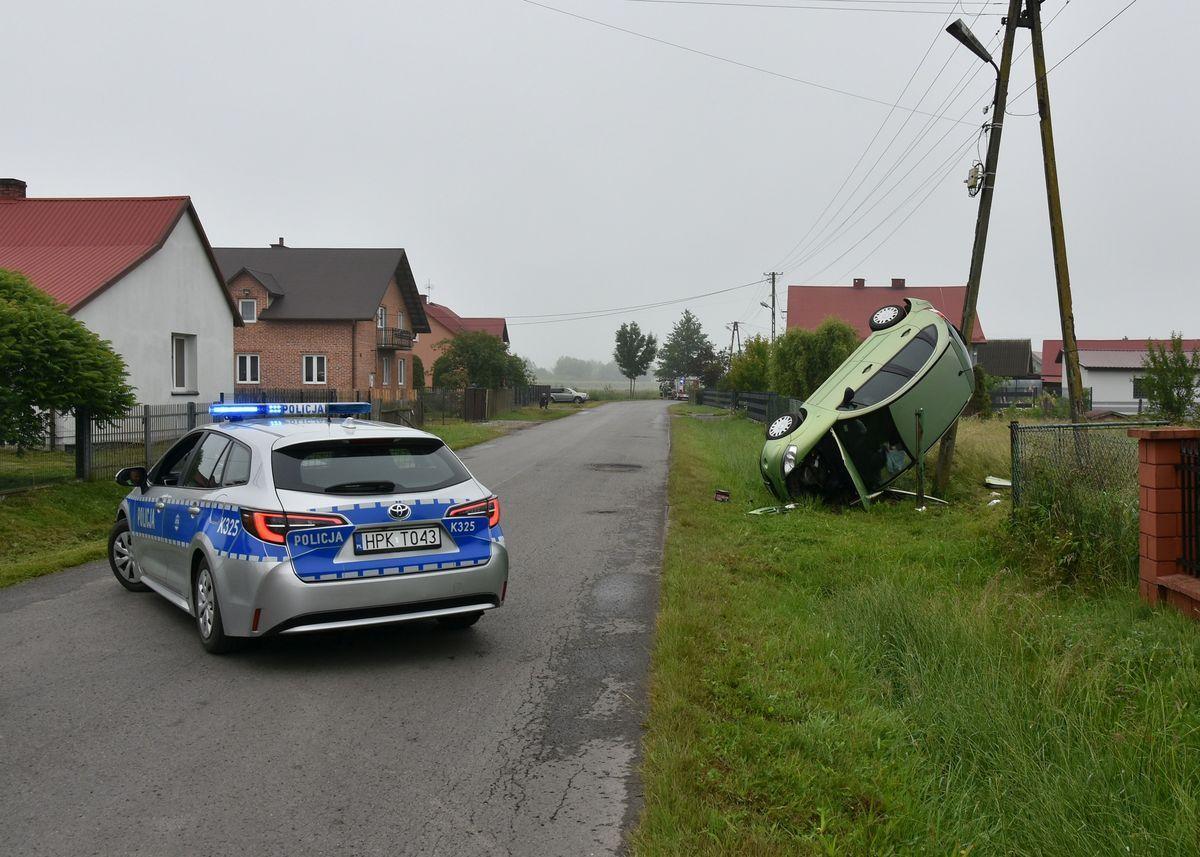 Auto zatrzymało się ono na krawędzi słupa energetycznego.<br/>fot.KMP Tarnobrzeg