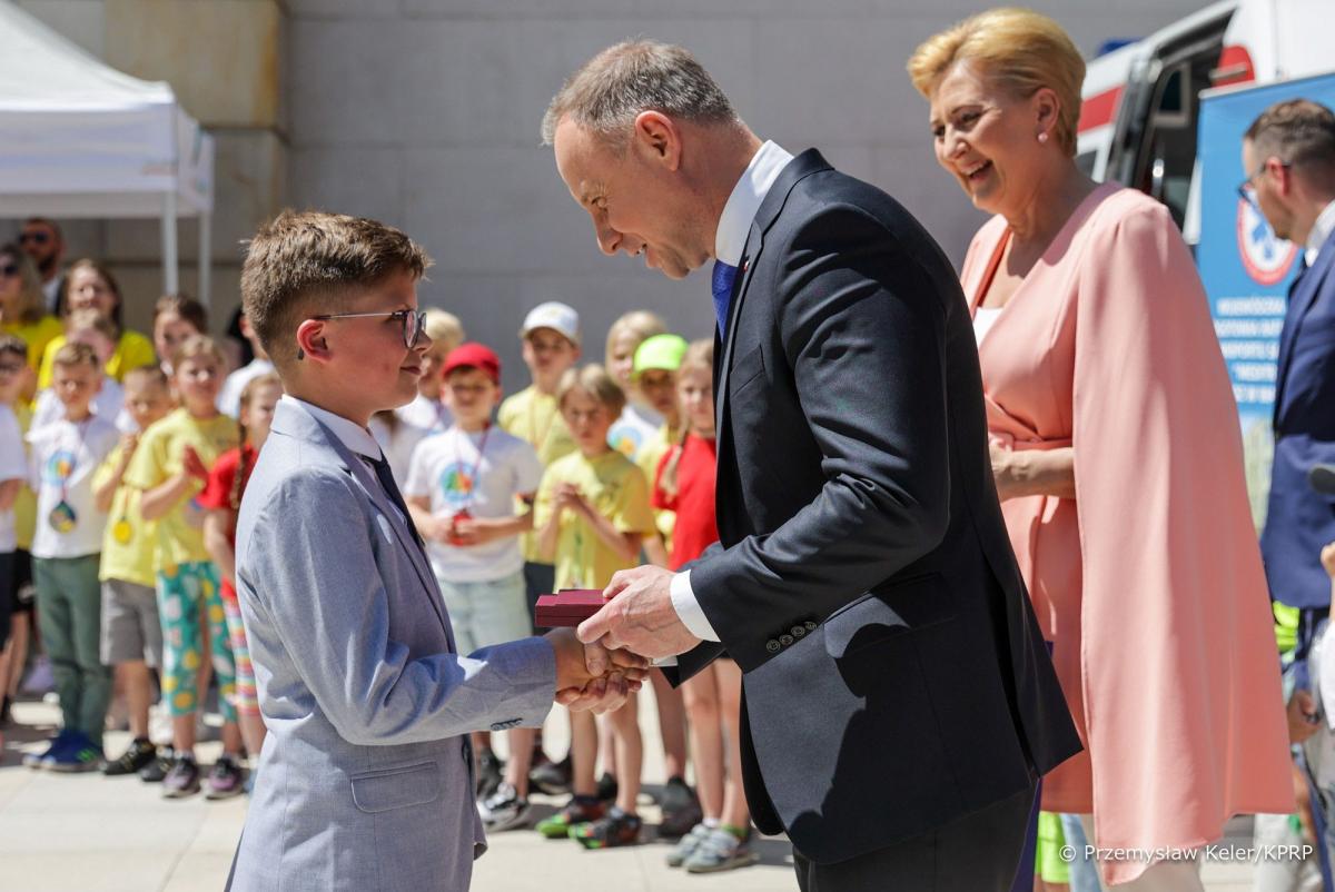 1 czerwca – w Dzień Dziecka – nastoletni przemyślanin Antek Bobko za bohaterską postawę w kryzysowej sytuacji został odznaczony przez prezydenta RP Andrzeja Dudę. Spotkał się też z Pierwszą Damą.fot.www.prezydent.pl