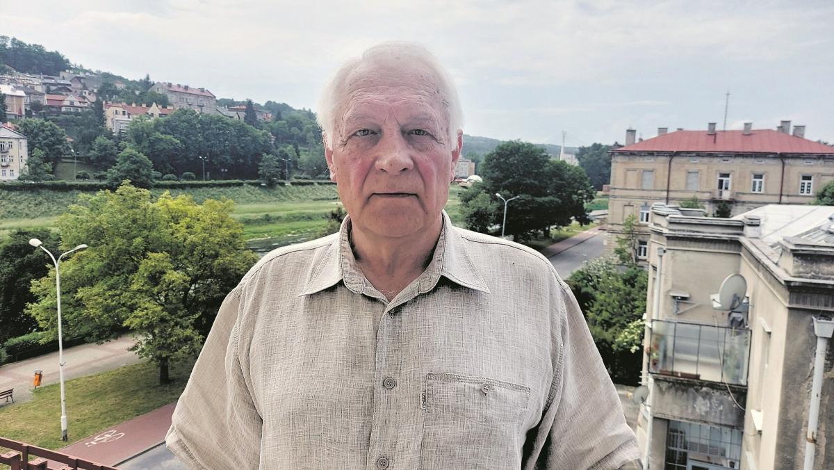 – Mam dwa motta, których się trzymam całe życie: „Właściwy człowiek na właściwym miejscu robi wszystko we właściwym czasie” i drugie – „Jeżeli nie uważasz, jak robisz, to rób jak uważasz” – mówi Mieczysław Napolski, pierwszy po 1989 prezydent Przemyśla kadencji 1990 – 1994. <br/>fot.Artur Wilgucki