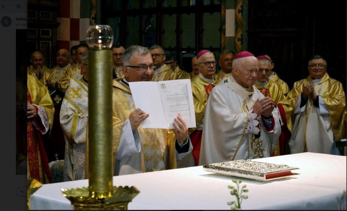 Przekazanie treści dekretu na ręce proboszcza parafii pw. św. Józefa w Przemyślu ks. Bogdana Nowaka.<br/>fot. przemysl.sdb.org.pl