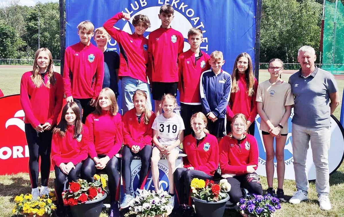 Najmłodsi adepci „królowej sportu” z UKS „Tempo 5” Przemyśl zdobyli podczas mistrzostw Podkarpacia aż 14 medali. Pierwszy z prawej trener Krzysztof Sugier.<br/>fot.ze zbiorów własnych