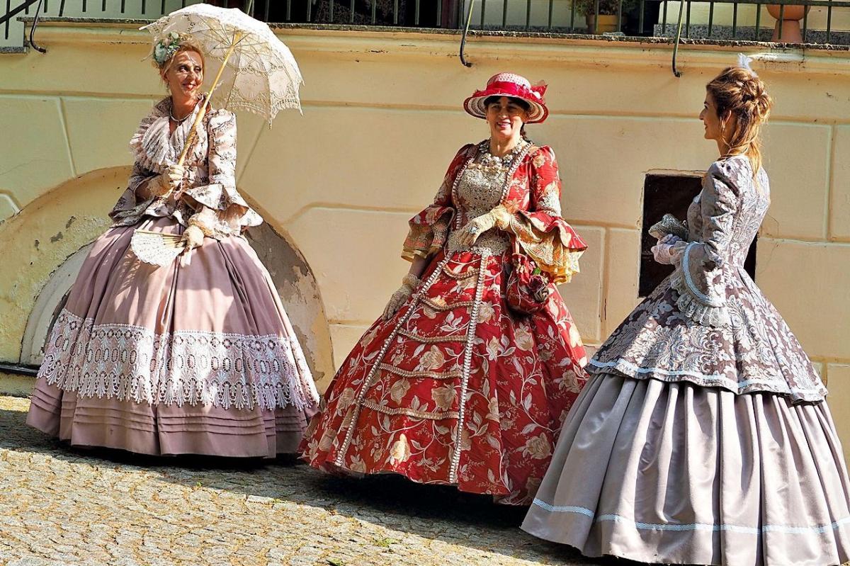 Panie i panowie ze Stowarzyszenia Rekonstrukcji Strojów Historycznych z Przemyśla „Damy i Huzary” przedstawili ponad 30 kreacji.<br/>fot.Muzeum w Jarosławiu Kamienica Orsettich