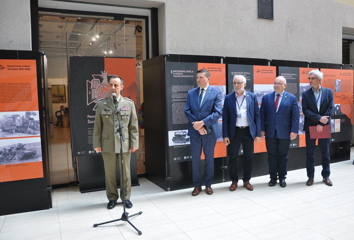 Wernisażowi towarzyszyła konferencja, której współorganizatorami byli – rzeszowski oddział Instytutu Pamięci Narodowej oraz Muzeum Narodowe Ziemi Przemyskiej. Wystawę otworzył dowódca żurawickich czołgistów podpułkownik Rafał Kluz (z lewej).<br/>fot.1 batalion czołgów Żurawica