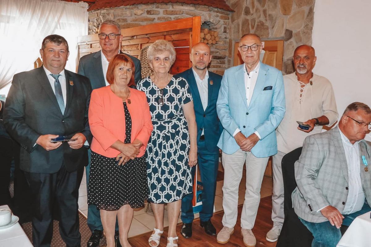 Odznaki „Zasłużony dla Powiatu Przemyskiego” otrzymali: Elżbieta Kunik (Kuźmina), Andrzej Borsuk (Olszany), Janusz Rabka (Żurawica) i Krzysztof Świdnicki (Wacławice).<br/>fot.Starostwo Powiatowe w Przemyślu