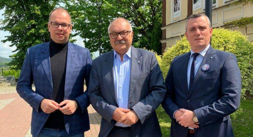 Prezydent Przemyśla Wojciech Bakun (z lewej) był gościem spotkania Federacji „Bezpartyjni Samorządowcy”. Z prawej pełnomocnik podkarpackich struktur ruchu Paweł Frankiewicz z Muniny. W środku marszałek województwa dolnośląskiego Cezary Przybylski.fot.ze zbiorów własnych