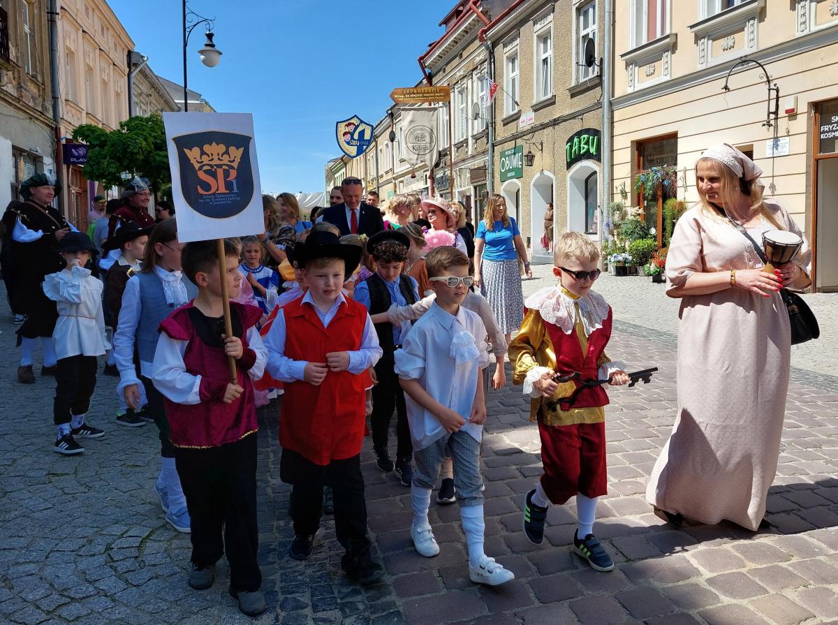 Dzieci ubrane były w stroje stylizowane na dawne epoki.<br/>fot.MD 