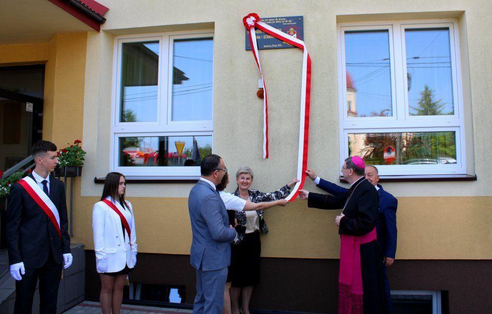 Uroczyste odsłonięcie pamiątkowej tablicy.<br/>fot.Agata Godos/UG Żurawica