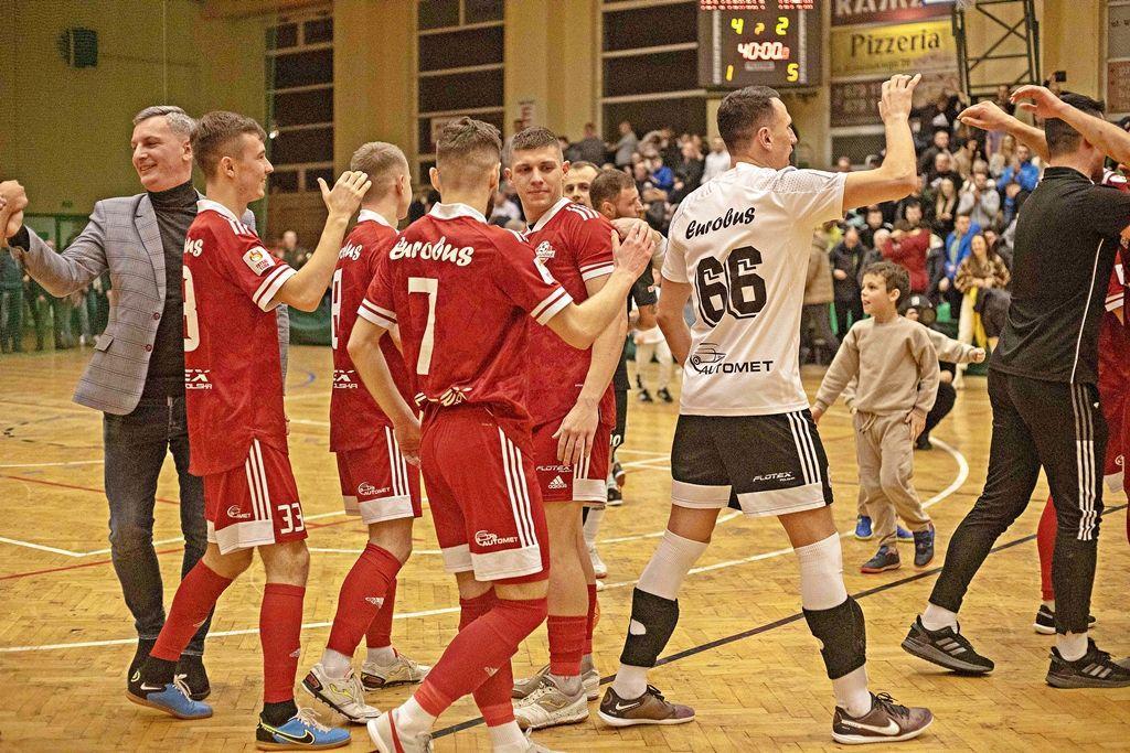 Mariusz Franków (pierwszy z lewej) zawsze jest ze swoją drużyną... Na zdjęciu radość po sensacyjnym wyeliminowaniu z futsalowego Pucharu Polski Widzew Futsal Łódź.<br/>fot.Grzegorz Gajdzik