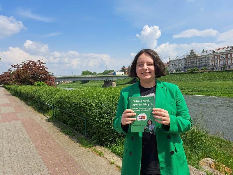 Joanna Pałeczka w wieku 14 lat założyła własną firmę. Jest najmłodszą przedsiębiorczynią w Polsce. Jej kreatywność doceniła Fundacja Santander, od której otrzymała stypendium na rozwój. W tym miesiącu ruszy sprzedaż jej książki, a w planach ma już kolejne produkty edukacyjne. 

<br/>fot.Urszula Giel