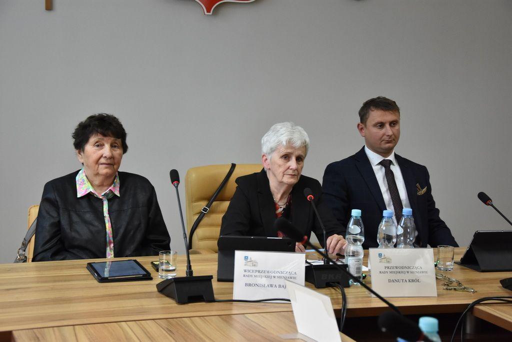 Stawka obecnego uposażenia włodarza miasta i gminy Sieniawa A. Wosia ustalona została jeszcze w 2021 roku. Jak podkreśliła – za argumentującymi zmiany w tym zakresie – przewodnicząca rady Danuta Król (w środku), od tamtego czasu odnotowana została wysoka inflacja, a ceny towarów i usług ciągle wrast