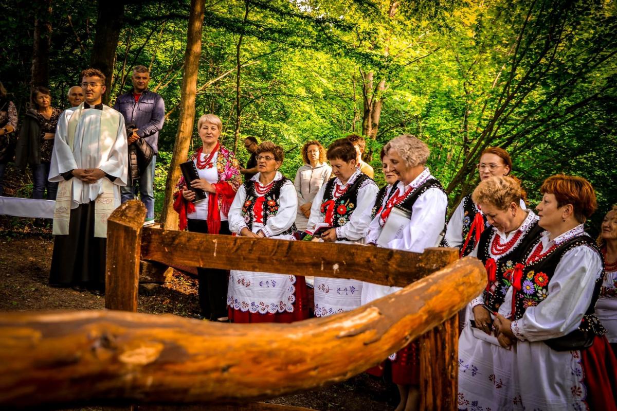 Majówka obok odnowionej kapliczki w opuszczonej wsi Dolna Polchowa w gminie Dubiecko miała wyjątkowy klimat.<br/>fot.Małgorzata Dachnowicz