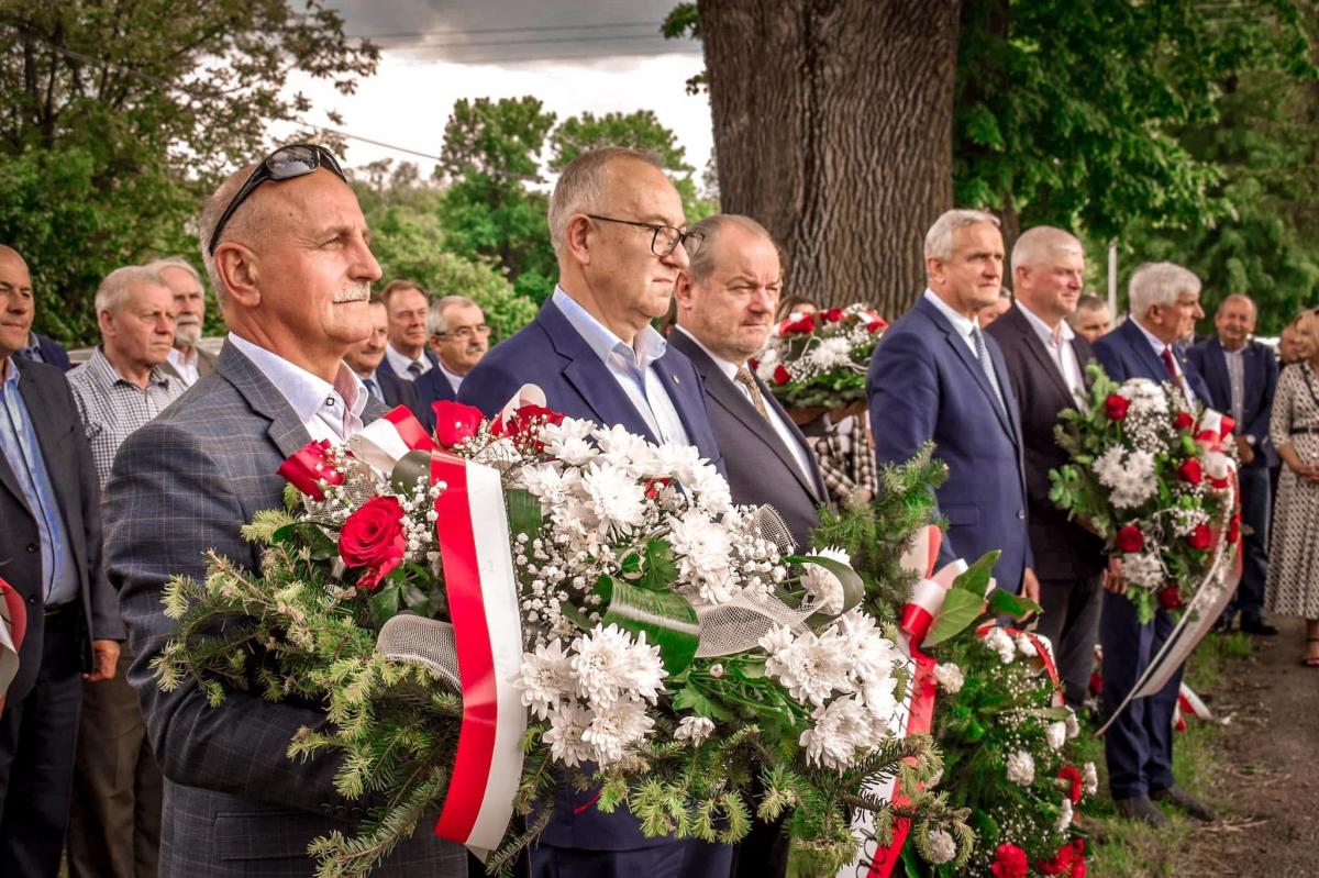Zebrani złożyli kwiaty pod obeliskiem upamiętniającym uczestników Strajków Chłopskich z 1937 r., znajdującym się nieopodal Zespołu Szkół im. Aleksandra Fredry w Nienadowej.<br/>fot.Starostwo Powiatowe w Przemyślu