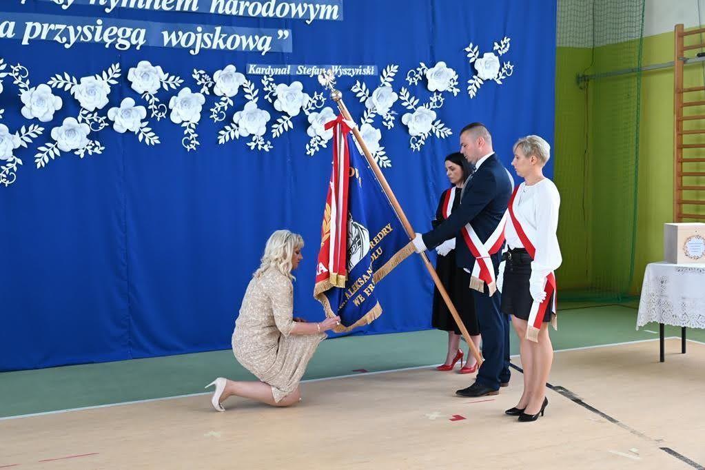 Rada Rodziców, która była fundatorem sztandaru, przekazała go dyrektor placówki Beacie Rojek, a ta oddała go w ręce uczniów.<br/>fot.ze zbiorów własnych
