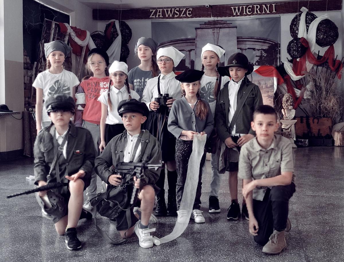Przygotowany przez nauczycieli i uczniów występ artystyczny, nawiązujący do historycznych wydarzeń z listopada 1918 r. we Lwowie, oraz narodzin legendy Orląt, zapadł licznym widzom głęboko w pamięć i wzruszył niejednego z obecnych na sali. <br/>fot.ze zbiorów własnych