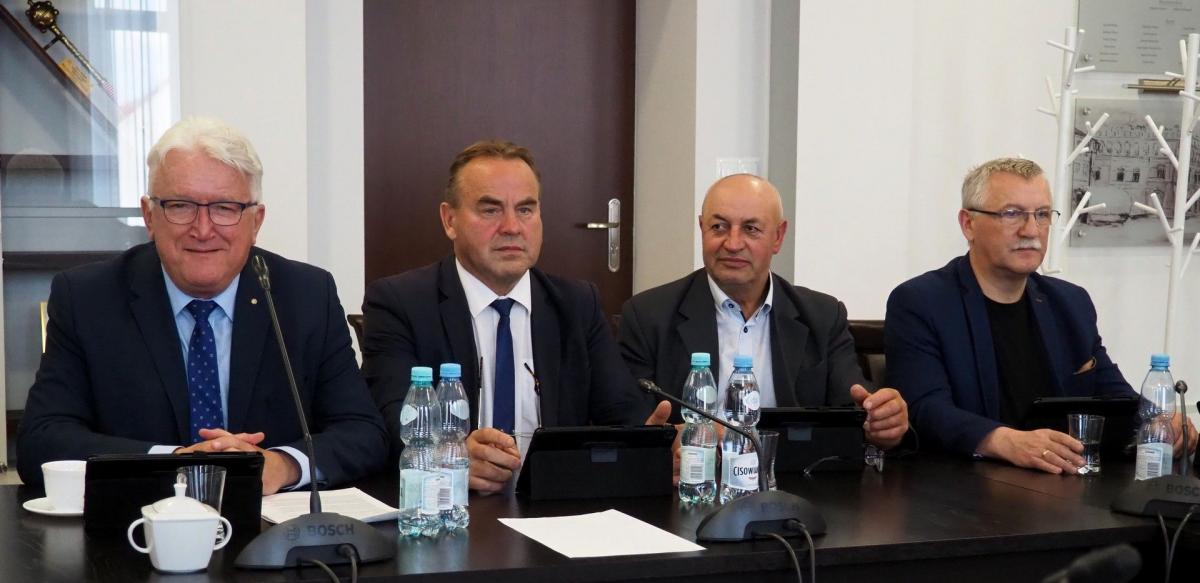 Radni Rady Powiatu Jarosławskiego podczas ostatniej (29 maja br.) sesji przyjęli sporo zmian. Pierwszy z lewej były poseł PO Tomasz Kulesza.<br/>fot.Starostwo Powiatowe w Jarosławiu