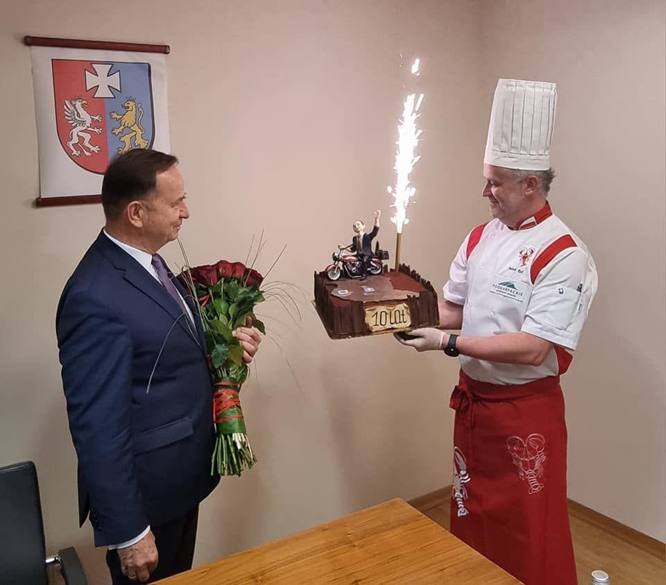 29 maja br., w dniu sesji, marszałek województwa podkarpackiego Władysław Ortyl (z lewej) świętował jubileusz 10-lecia pełnienia tego stanowiska.<br/>fot.Urząd Marszałkowski w Rzeszowie
