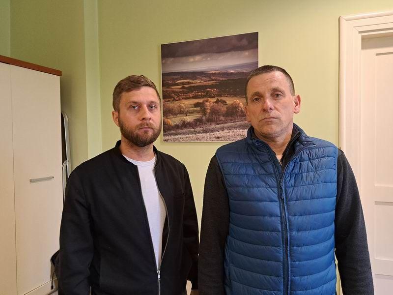 Temat nawierzchni ulicy Kruhel Wielki ciągnie się od lat i nie daje mieszkańcom spokojnie spać. Na zdjęciu Marcin Salwicki i Łukasz Berezowski, którzy zapukali do nas po tym, jak kolejny raz – wespół z innymi mieszkańcami – musieli własnymi siłami „ratować” drogę po większych opadach deszczu. – Czy 