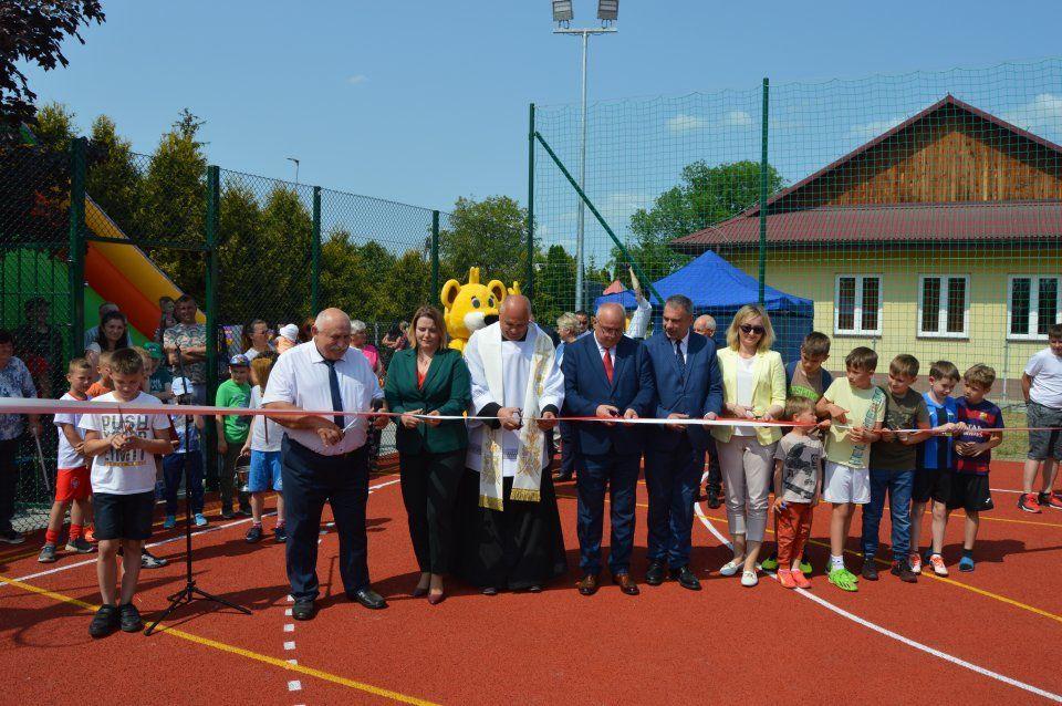 Uroczyste otwarcie kompleksu sportowego poprzedziło poświęcenie boiska. <br/>fot.UG Radymno