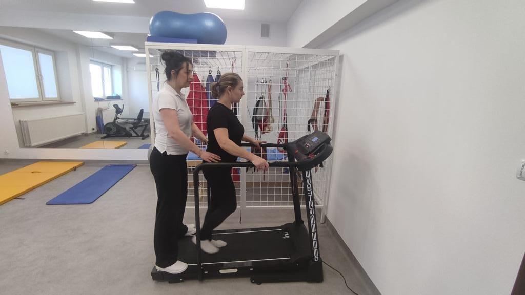 Fizjoterapeutka Ewelina Gilżyńska-Orfin:– W przypadku diagnozy stwardnienia rozsianego szybko podjęte leczenie i rehabilitacja to największa szansa na wygraną walkę o własną sprawność. Pacjent musi w tej walce brać aktywny udział.