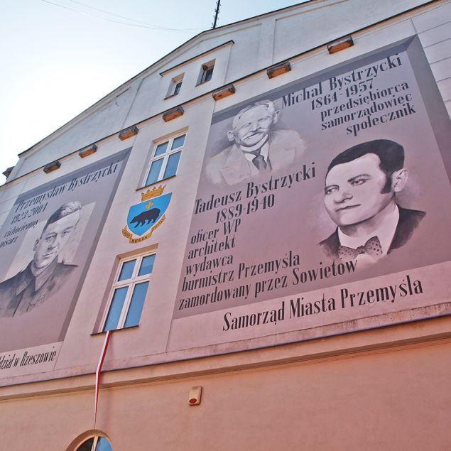 Mural z podobiznami Michała, Tadeusza i Przemysława Bystrzyckich – trójki z niezwykle zasłużonej dla nadsańskiego miasta rodziny znajduje się na bocznej ścianie budynku przy ul. Wodnej 11.<br/>fot.Mariusz Godos