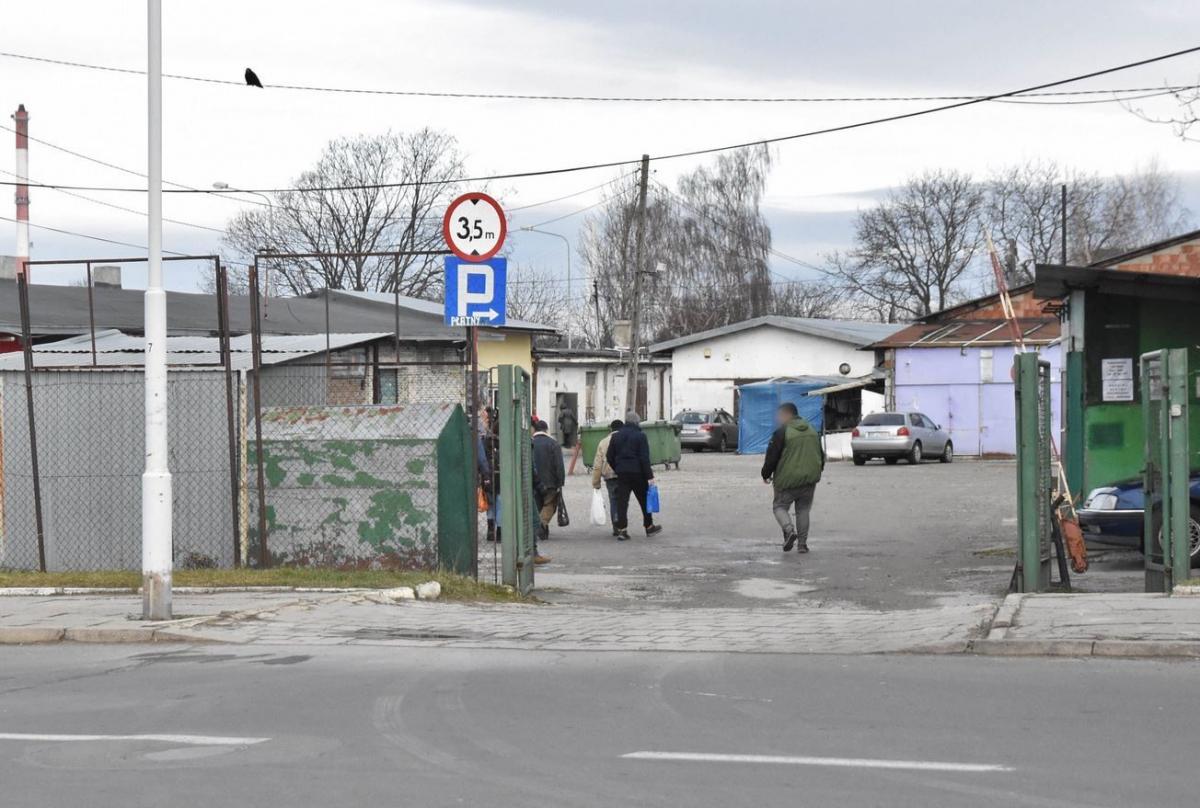 Targowisko przy ul. Wilsona – nazywane przez mieszkańców „ukraińskim bazarem” – nie jest już prowadzone przez samorząd miasta. W związku z rezygnacją dotychczasowego dzierżawcy handlujący w tym miejscu znaleźli się w sytuacji patowej. <br/>fot.archiwum ŻP
