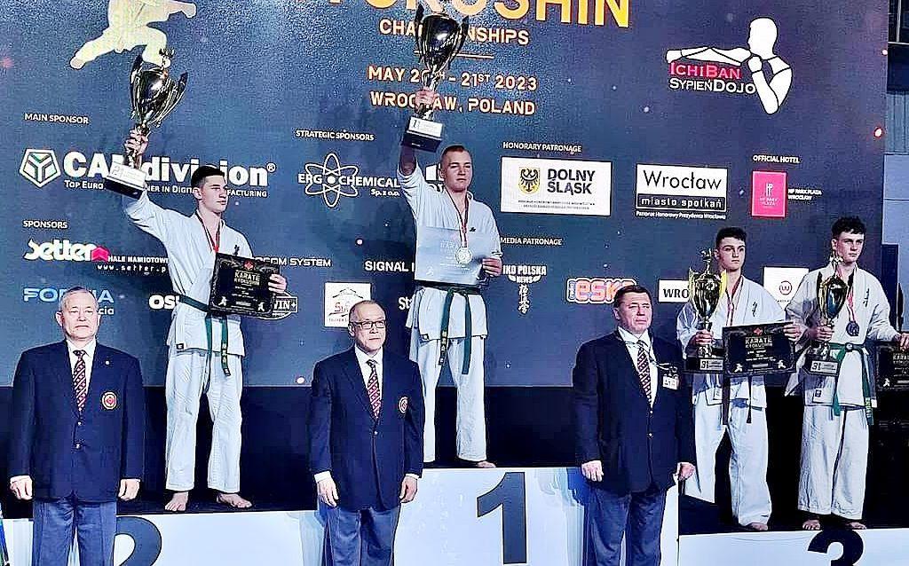 Sebastian Goń (z lewej na podium) to nie pierwszy podopieczny shihana Dariusza Walasa, który przywiózł medal z europejskiej imprezy.<br/>fot.ze zbiorów własnych