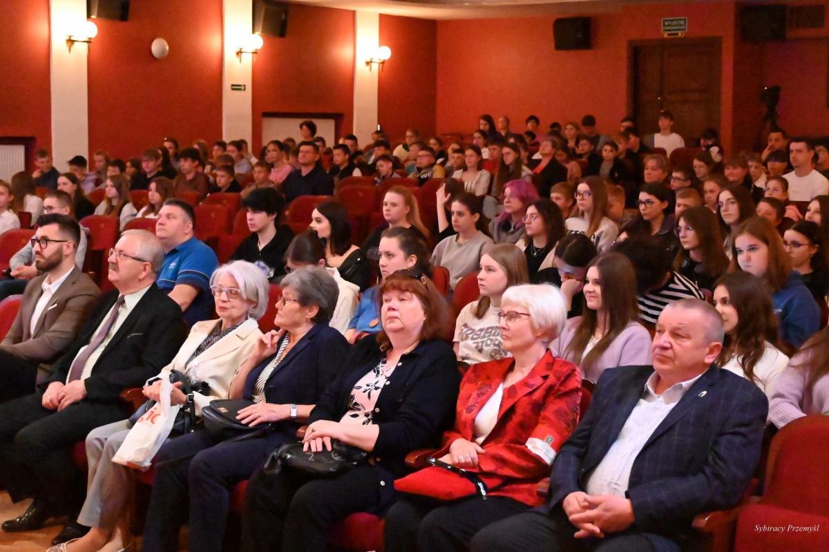 Sala widowiskowa CK w Przemyślu zapełniła się 260 osobami – zaproszonymi gośćmi i uczniami szkół przemyskich i powiatu przemyskiego.<br/>fot.Związek Sybiraków Przemyśl