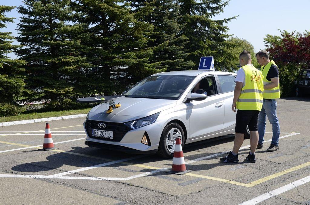 Podczas imprezy młodzi kierowcy mogli doskonalić umiejętności m.in. w prowadzeniu pojazdu w poślizgu. Okazją była tzw. jazda na trolejach.<br/>fot.WORD Przemyśl