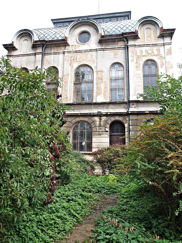 Zarówno sam budynek byłej synagogi Scheinbacha, jak i skwer przed nim potrzebują generalnego remontu, na który potrzebne są ogromne pieniądze.<br/>fot.Mariusz Godos