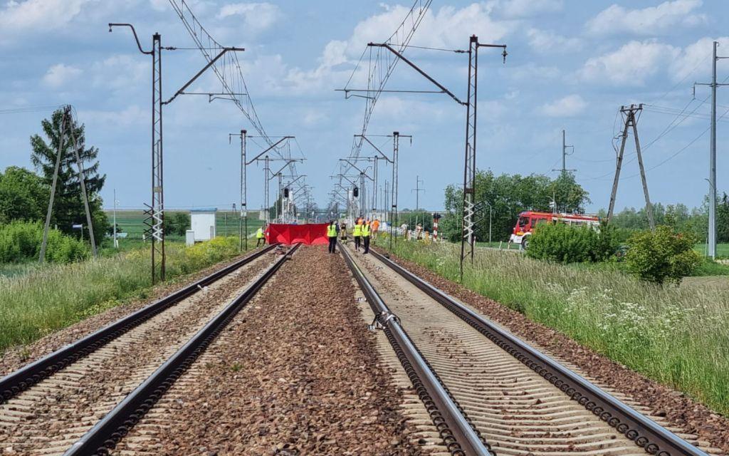 Na miejscu tragedii wciąż pracują służby. Ruch pociągów nie został jeszcze wznowiony.<br/>fot.KPP Jarosław