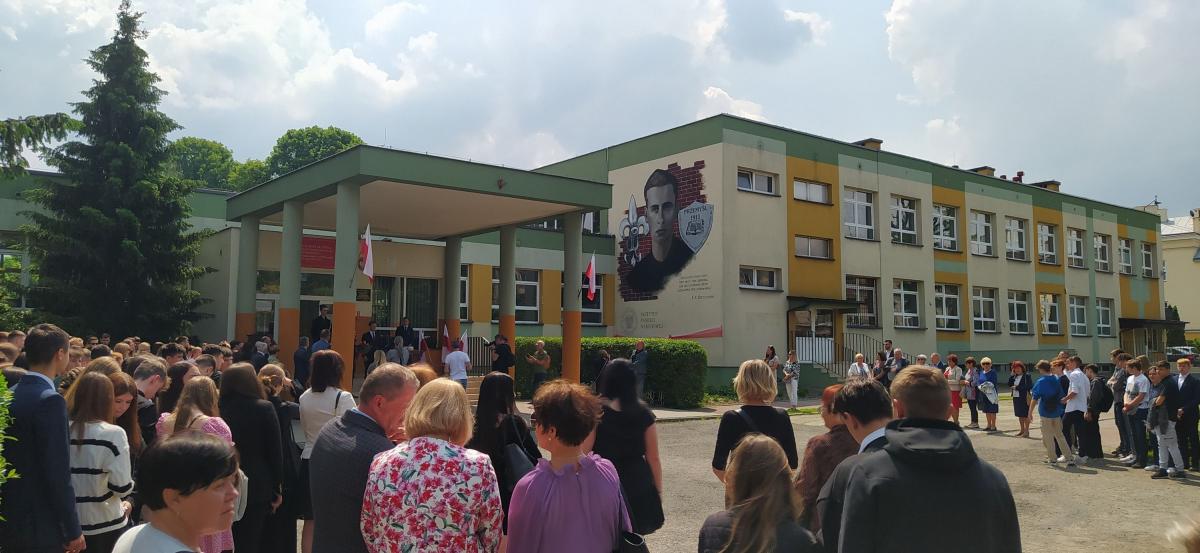 Uroczystości udały się wyśmienicie. Dopisała pogoda, dopisała szkolna społeczność, dopisali absolwenci. 26 maja 2023 roku na stałe wpisał się do historii „Ekonomika”. <br/>fot.Taj