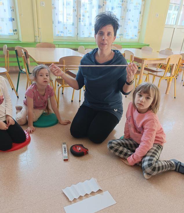 Szlifowanie matematycznych diamentów odbywa się poprzez ciekawe zabawy, doświadczenia, eksperymenty i praktyczne ćwiczenia z wykorzystaniem atrakcyjnych pomocy dydaktycznych. Maluchy są zachwycone.<br/>fot.ze zbiorów placówki