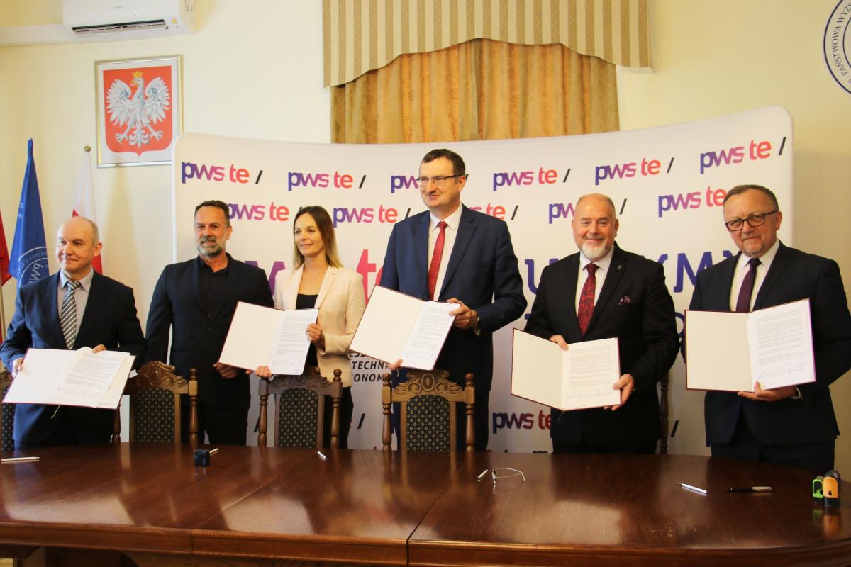 Dzięki mapom można nie tylko zwizualizować wiele istotnych danych. Pozwalają m.in. na tworzenie analiz pomocnych w bieżących działaniach, a także w planowanych inwestycjach. – Dzięki przygotowanym rozwiązaniom samorządy będą mogły oprzeć swoje decyzje na bieżących, aktualnych danych oraz móc sprawdz