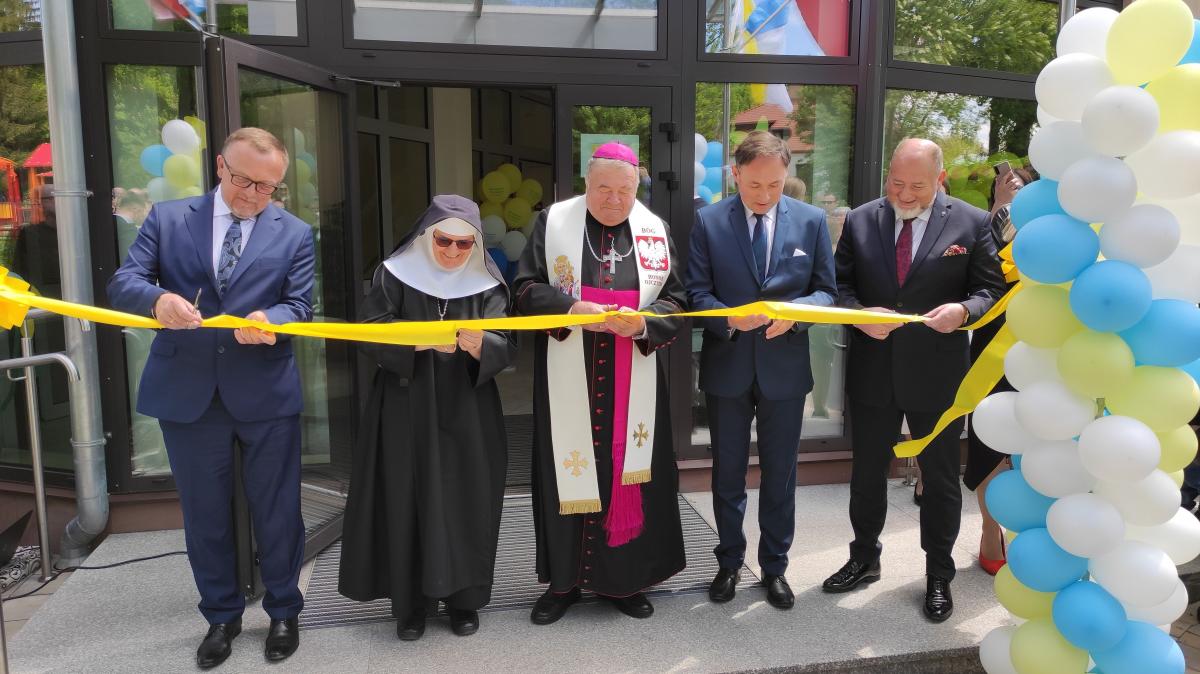 Symboliczne przecięcie wstęgi na symboliczne otwarcie. Placówka działa bowiem już od września ub. r., ale dopiero teraz zorganizowano oficjalne obchody związane z jej powstaniem.<br/>fot.Starostwo Powiatowe w Jarosławiu