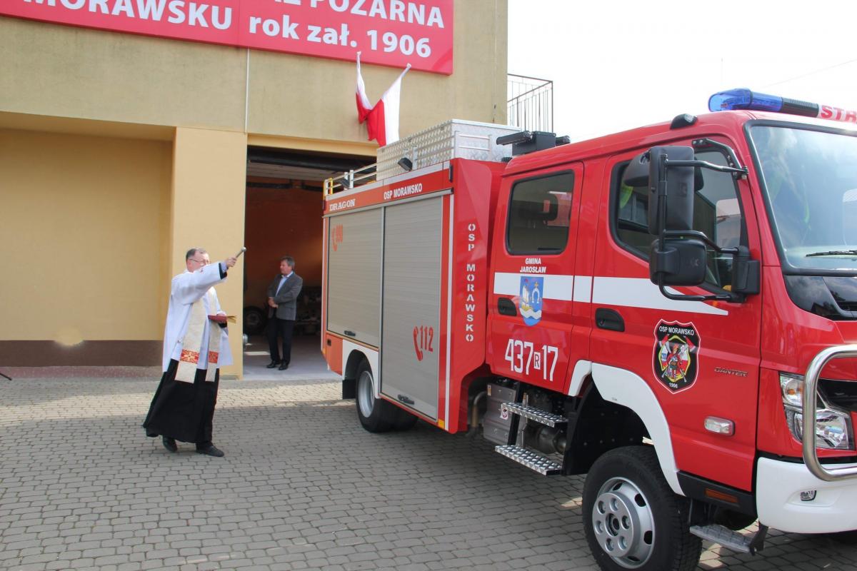 W Morawsku na 115-lecie miejscowego OSP dokonano przekazania druhom nowego nabytku – pojazdu ratowniczo-gaśniczego Mitsubishi Fuso Canter. Poświęcił go ks. proboszcz Andrzej Bujny.<br/>fot.UG Jarosław