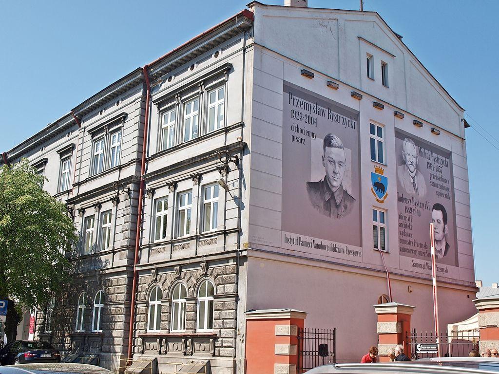 Mural powstał na bocznej ścianie budynku przy ul. Wodnej 11 w Przemyślu, gdzie mieści się kilka magistrackich wydziałów.<br/>fot.Mariusz Godos