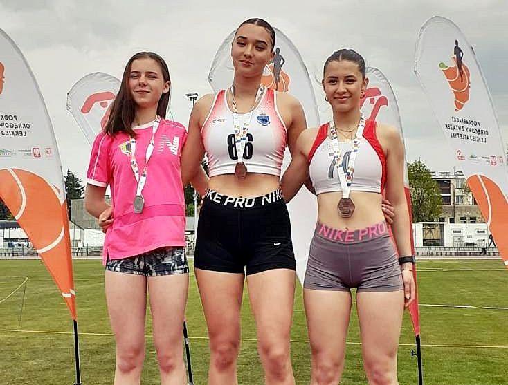 Julia Szczepanik (w środku) zdobyła złoto w biegu na 300 m ppł. Z prawej „brązowa” Aleksandra Mielnik.<br/>fot.ze zbiorów własnych