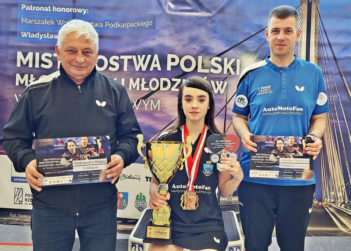 Mistrzyni Polski młodziczek Aleksandra Makar z Nurtu Przemyśl w towarzystwie trenera Zdzisława Bodnara (z lewej) i ojca.<br/>fot.ze zbiorów własnych