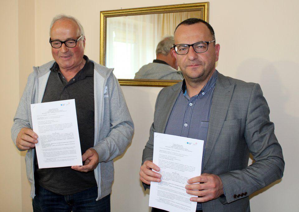Wójt gminy Żurawica Tomasz Szeleszczuk (z prawej) tuż po podpisaniu umowy z szefem przeworskiej firmy – Usługowym Zakładem Wodno-Kanalizacyjnym, C.O. i Gazowym – Romanem Szulem.<br/>fot.UG Żurawica