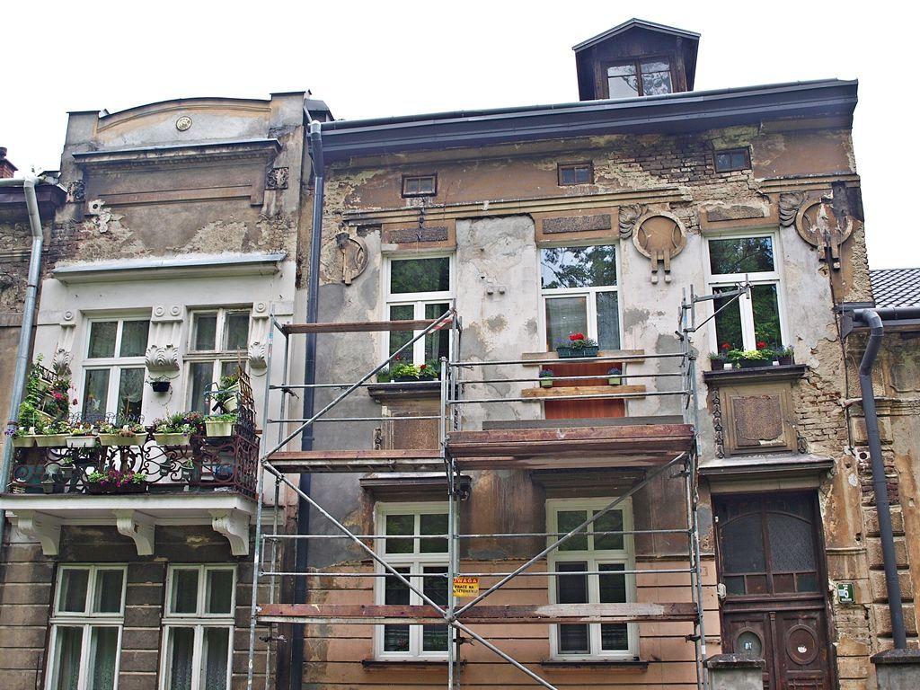 Dzięki odszkodowaniu wypłaconemu przez firmę ubezpieczeniową za uszkodzone mienie, trwa remont zdewastowanego w połowie stycznia br. przez spadające drzewo balkonu przy ul. Parkowej w Przemyślu.<br/>fot.Mariusz Godos