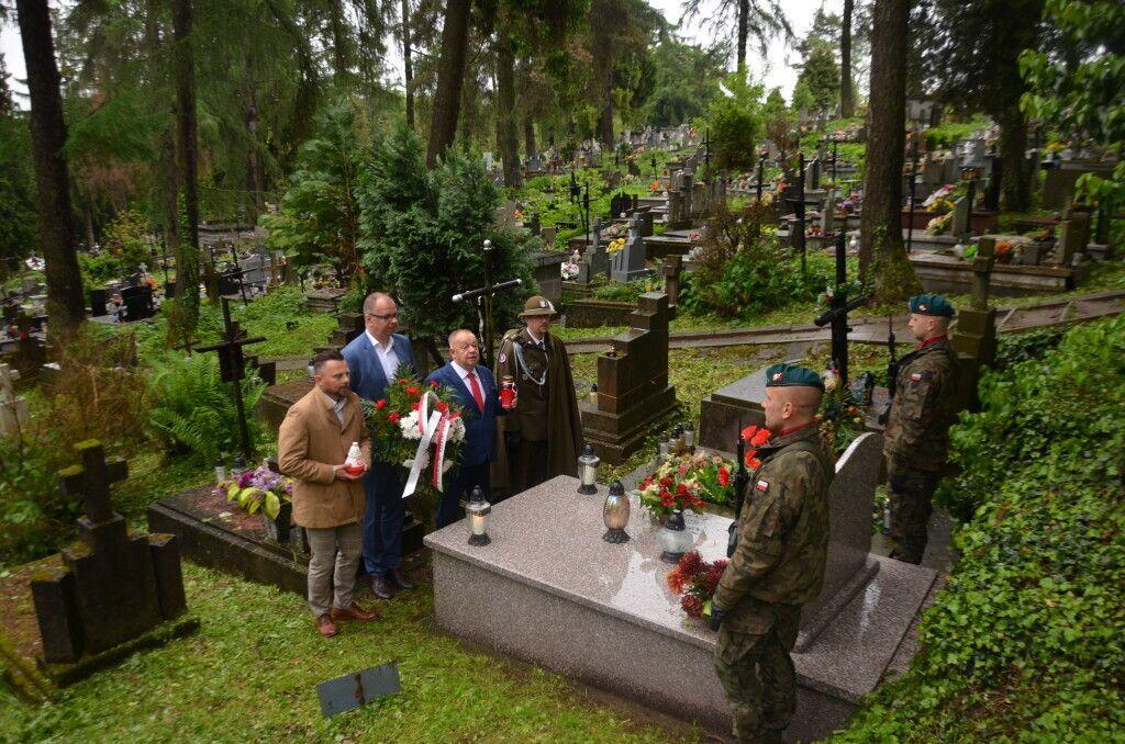 Władze Przemyśla, powiatu przemyskiego i dowództwa Garnizonu Przemyśl odwiedzili groby kpt. K. Gurbiela i majora Jerzego Kostiuka, również uczestnika walk o Monte Cassino, zmarłego w 2019 r., kolejnego przemyślanina.<br/>fot.UM Przemyśl  