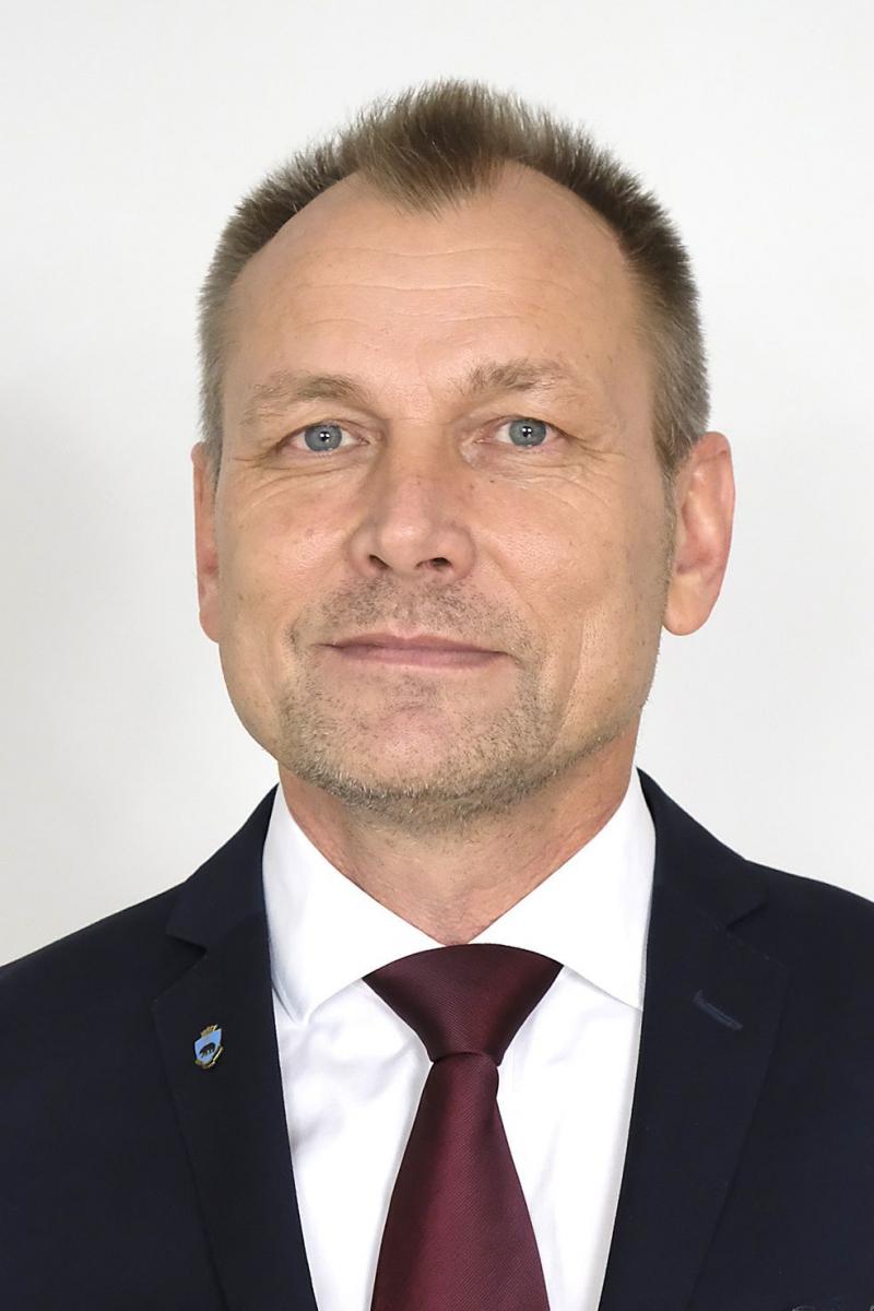 Wojewoda podkarpacki Ewa Leniart (Prawo i Sprawiedliwość; z lewej) nie widzi przesłanek, aby z urzędu wszcząć postępowanie o wygaśnięcie mandatu radnego Rady Miejskiej w Przemyślu Wojciecha Błachowicza (Koalicja Obywatelska, na zdjęciu).<br/>fot.Jacek Szwic