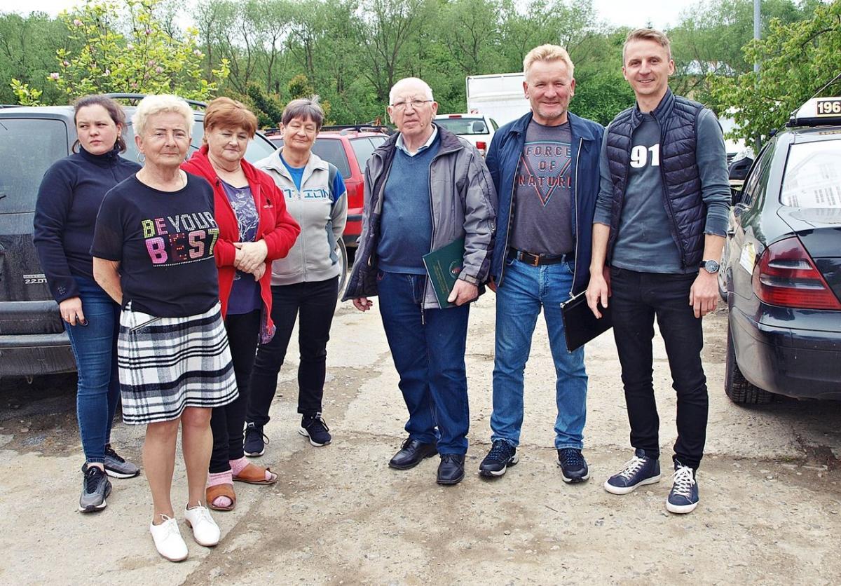 Podczas spotkania z mieszkańcami pojawił się także główny inwestor, Adam Zagalak (pierwszy z prawej). Stanął z nimi twarzą w twarz i jest to niezwykle cenne. Nie chował się, nie lekceważył, a w szerszym gronie, spokojnie potrafił wyjaśnić wątpliwość za wątpliwością.
<br/>fot.Mariusz Godos