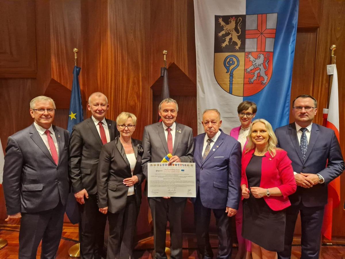 
W delegacji staroście towarzyszyły: inspektor s.. funduszy europejskich Magdalena Andrzejak oraz powiatowy rzecznik prasowy Małgorzata Dachnowicz.
<br/>fot.Starostwo Powiatowe w Przemyślu/Facebook