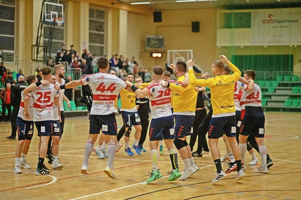 Pobyt przemyskich piłkarzy ręcznych na I-ligowych parkietach wcale nie musi być długi. W sobotę, 20 maja br., chcą zwycięstwem pożegnać się z Ligą Centralną.<br/>fot.Grzegorz Gajdzik