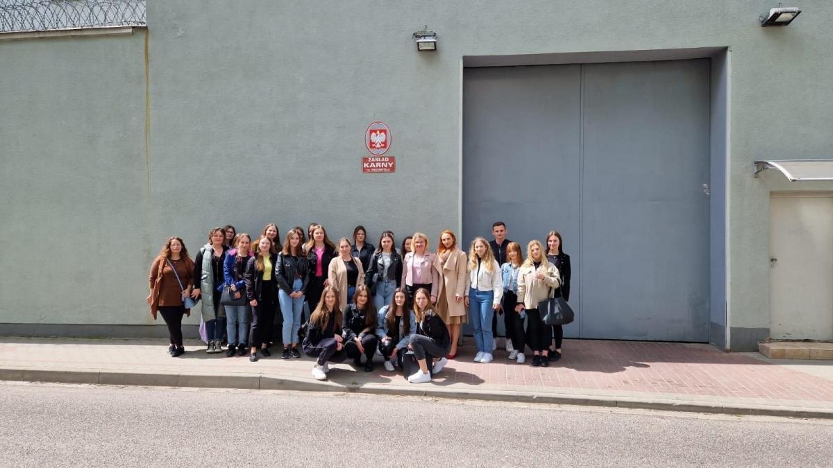 Wśród studentów pedagogiki resocjalizacyjnej nie brakuje chętnych do rozpoczęcia służby w zakładach penitencjarnych. Podczas spotkania w Zakładzie Karnym w Przemyślu mogli się oni przekonać o słuszności swoich wyborów.<br/>fot.mjr Piotr Pijanowski